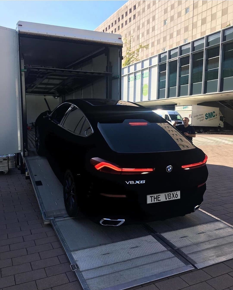 Во Франкфурте показали самый черный в мире BMW X6