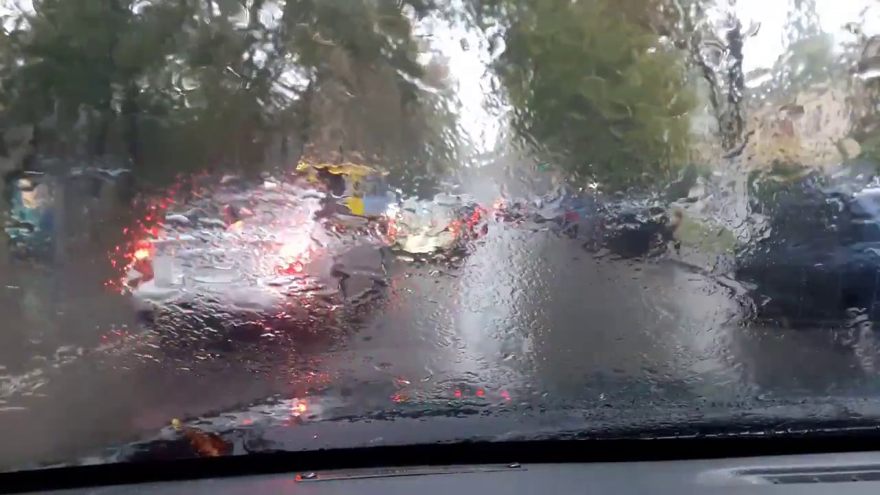 Как защитить автомобиль от дождя