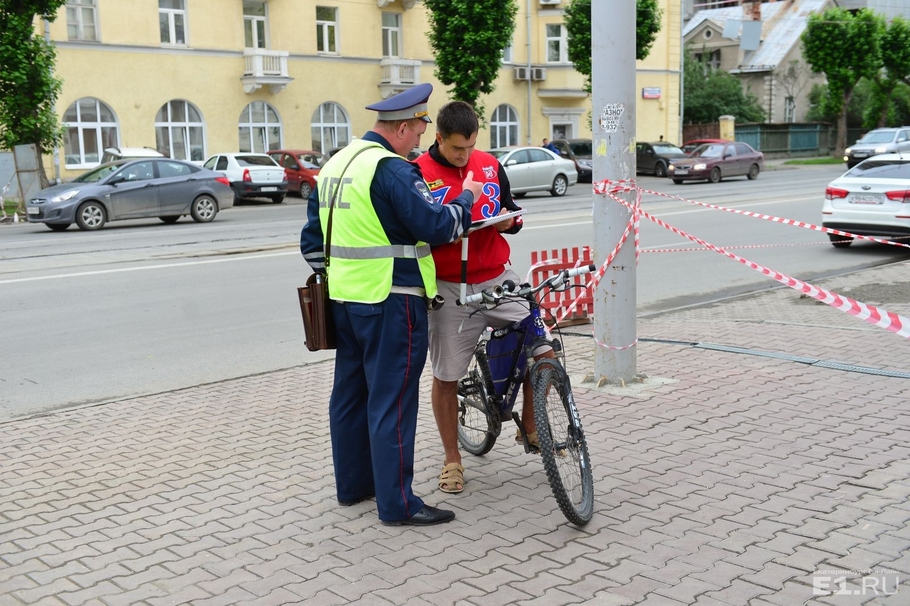 Милонов предложил лишать велосипедистов нарушителей водительских прав