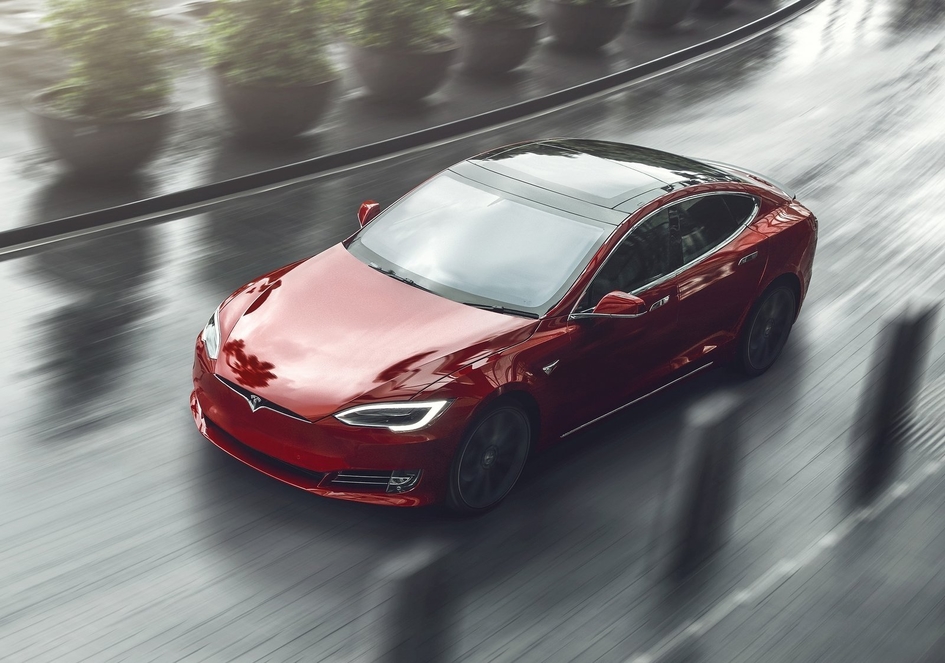 Tesla готовит 7-местную версию Model S