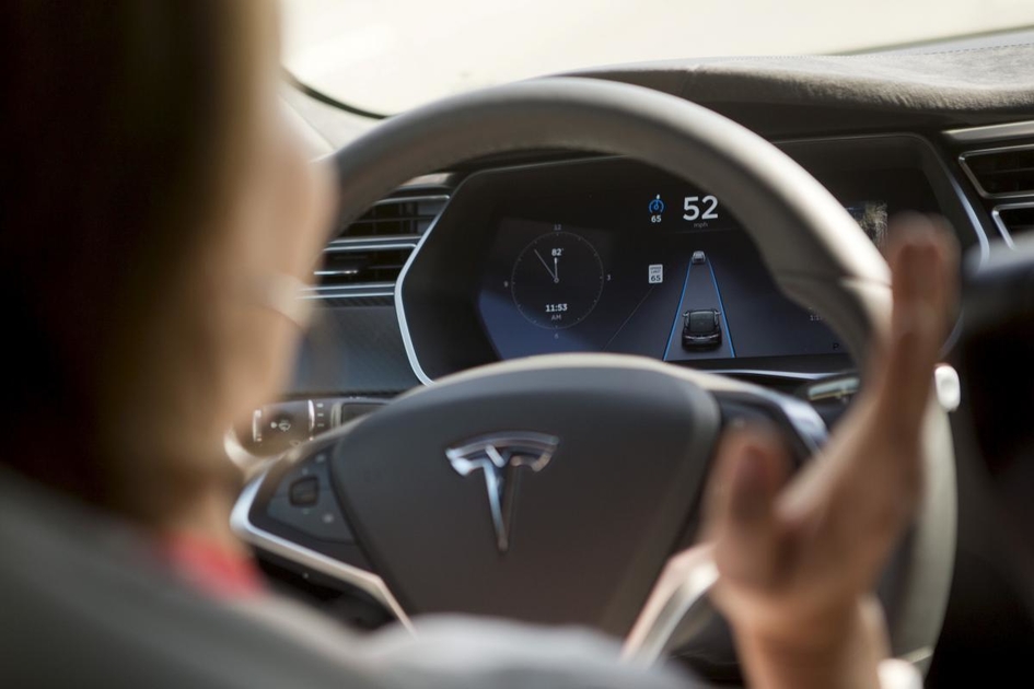 Водители Tesla оказались заблокированы в своих авто из-за сбоя в приложении