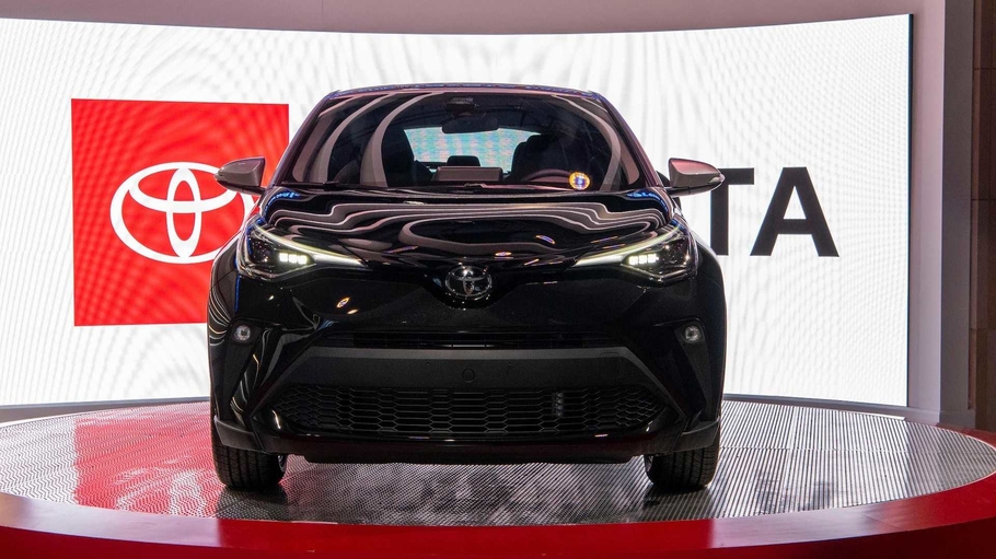 Toyota освежила компактный кроссовер C HR