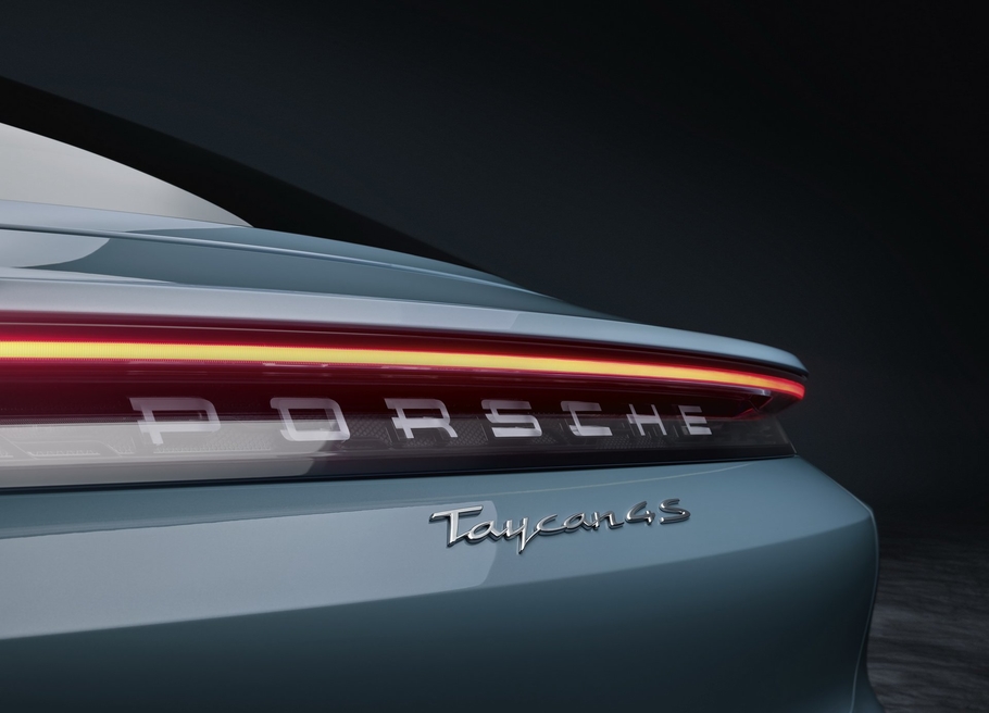 Porsche представила более доступную версию электрокара Taycan 4S