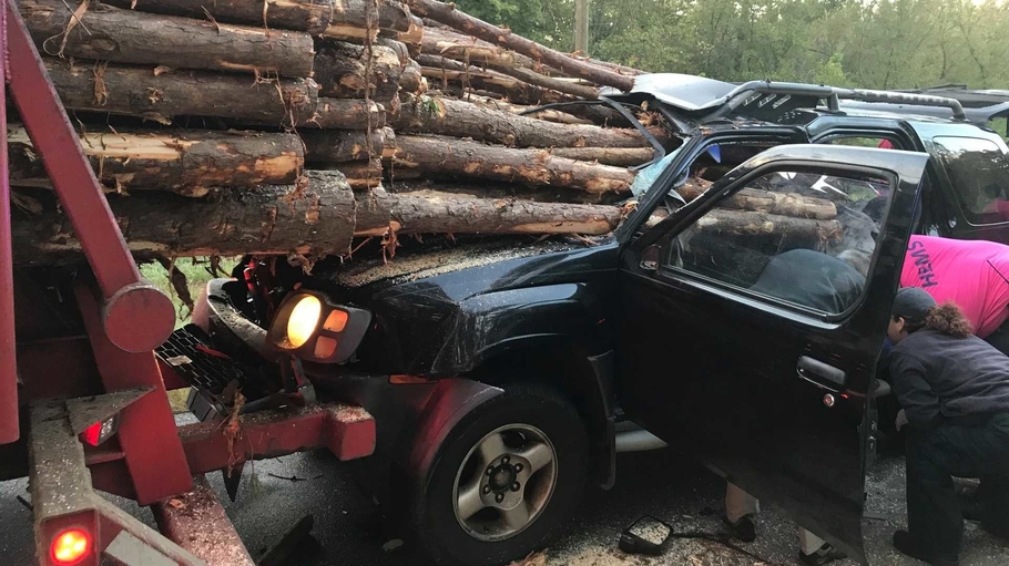 Водитель выжил после столкновения с лесовозом