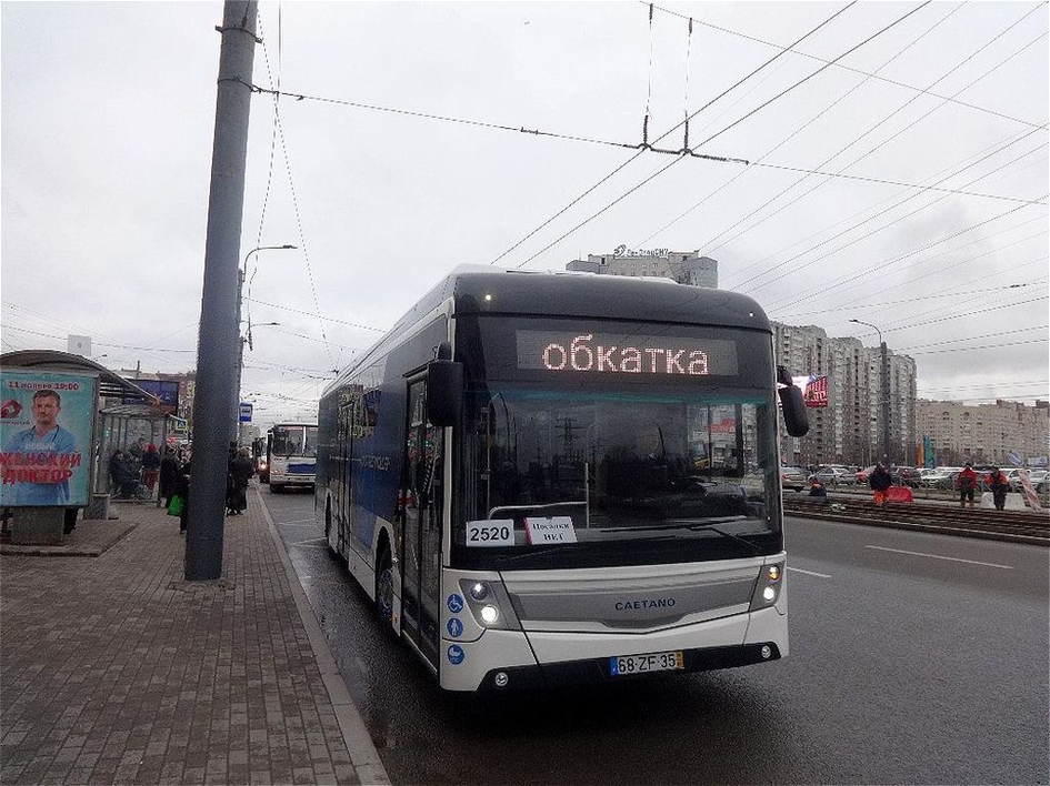 Португальский электробус поехал по улицам Петербурга