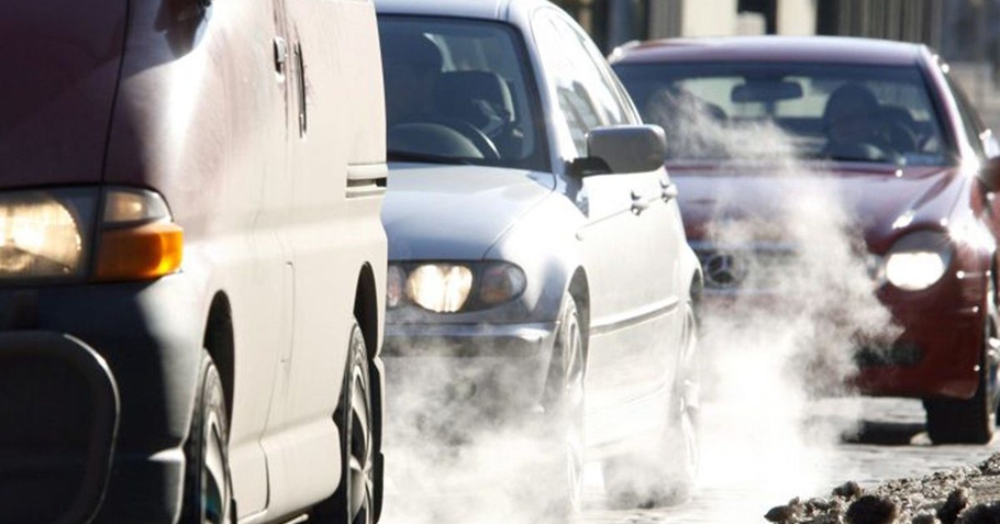 Главным источником загрязнений воздуха в Петербурге являются автомобили