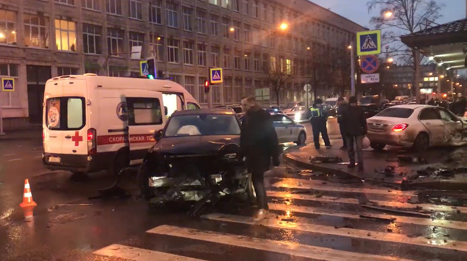 Подросток на белом Mercedes устроил ДТП в Петербурге