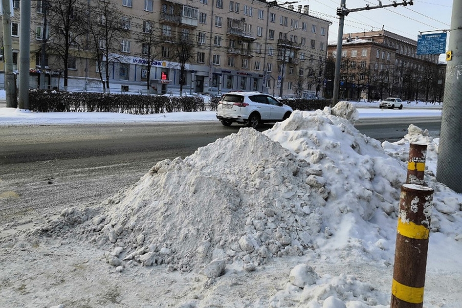 В Челябинске суровый внедорожник превратили в снегоуборочную машину
