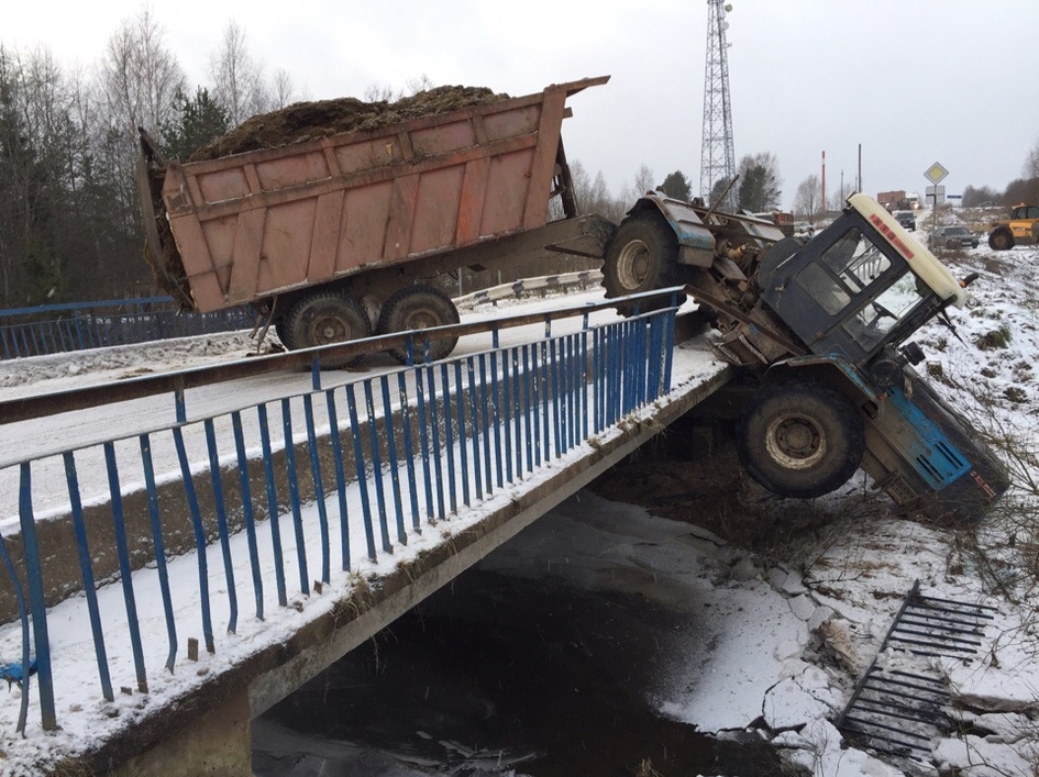 Под Вологдой трактор «ХТЗ» свалился с моста