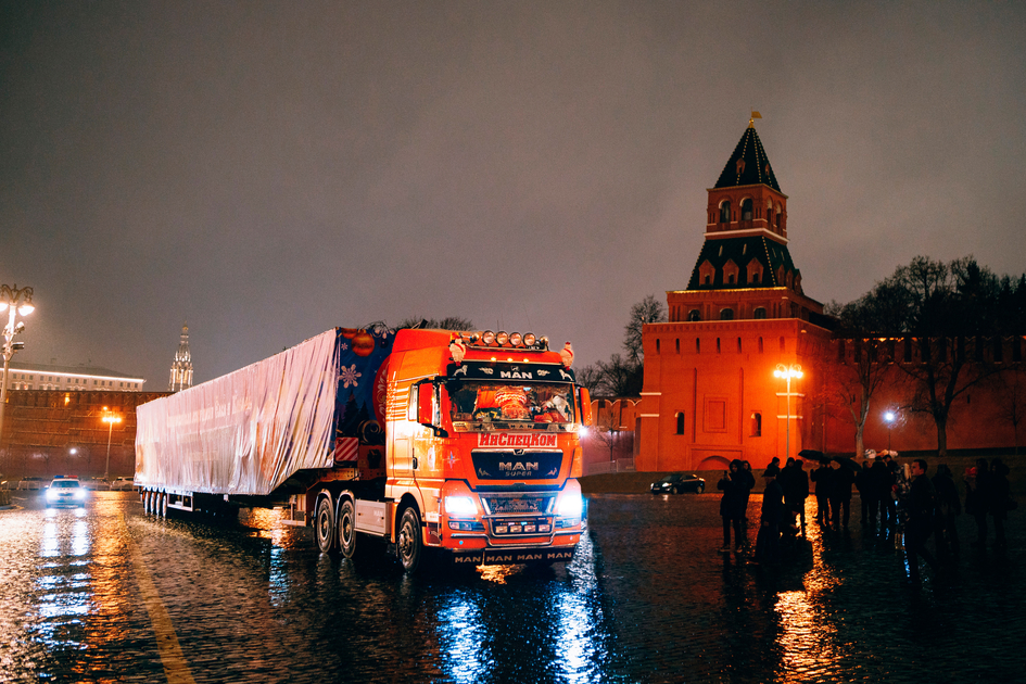 Тягач MAN доставил в Кремль главную новогоднюю елку страны