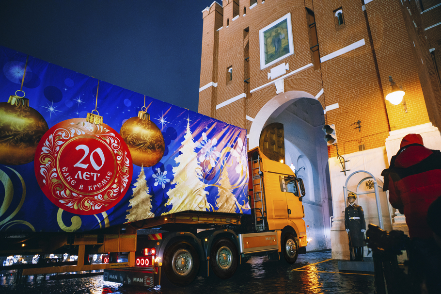 Тягач MAN доставил в Кремль главную новогоднюю елку страны