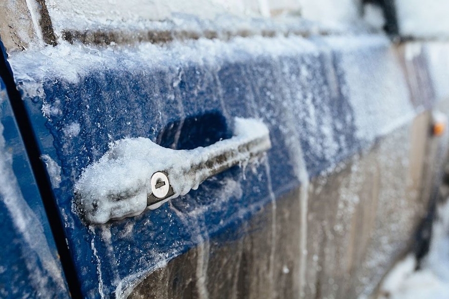 Эксперты составили список полезных вещей которые пригодятся зимой в машине