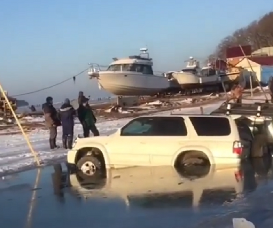 Три десятка машин рыбаков в момент ушли под лед