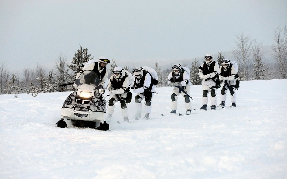 Арктические мотострелки проверили снегоходы А-1 в действии