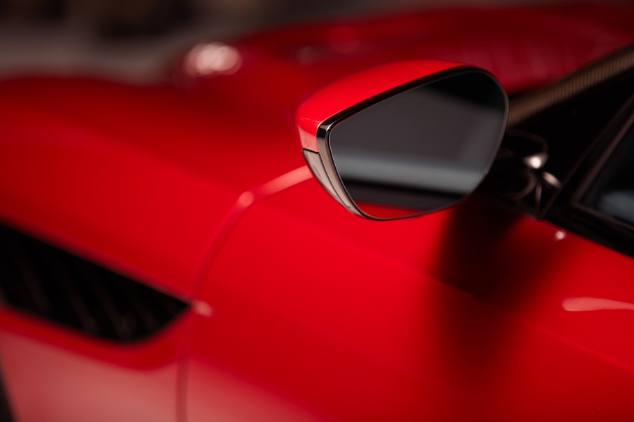 Aston Martin представит высокотехнологичное зеркало заднего вида