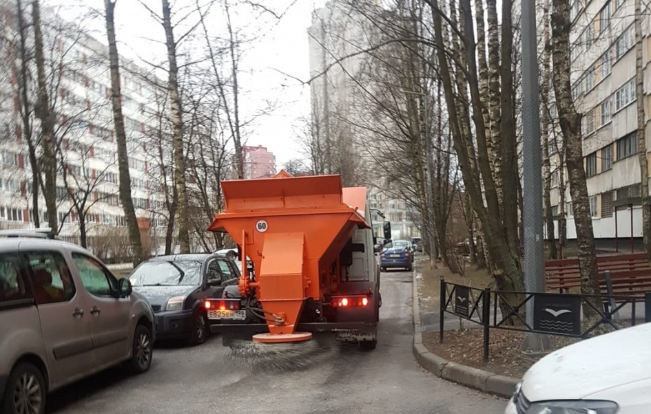 Дорожные службы уже высыпали на дороги Петербурга 5 тонн соли