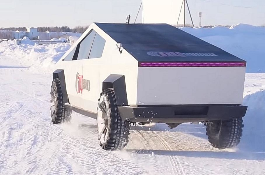 Видео Новосибирский Tesla Cybertruck испытали сугробами