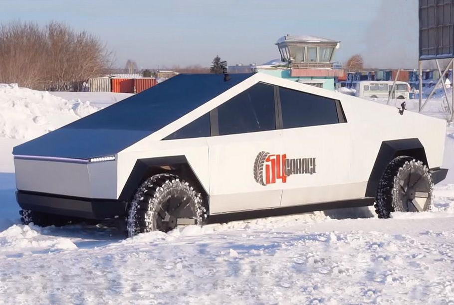 Видео Новосибирский Tesla Cybertruck испытали сугробами