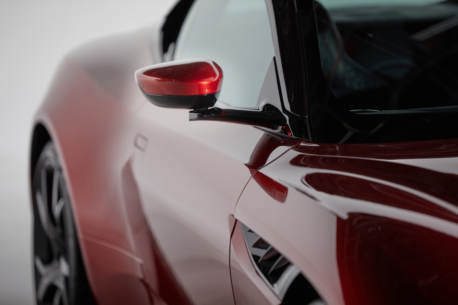 Aston Martin представит высокотехнологичное зеркало заднего вида