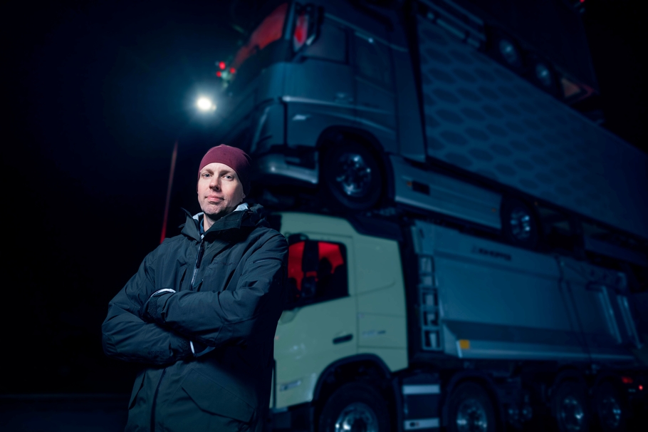 Volvo Trucks построила башню из четырех грузовиков и президента компании