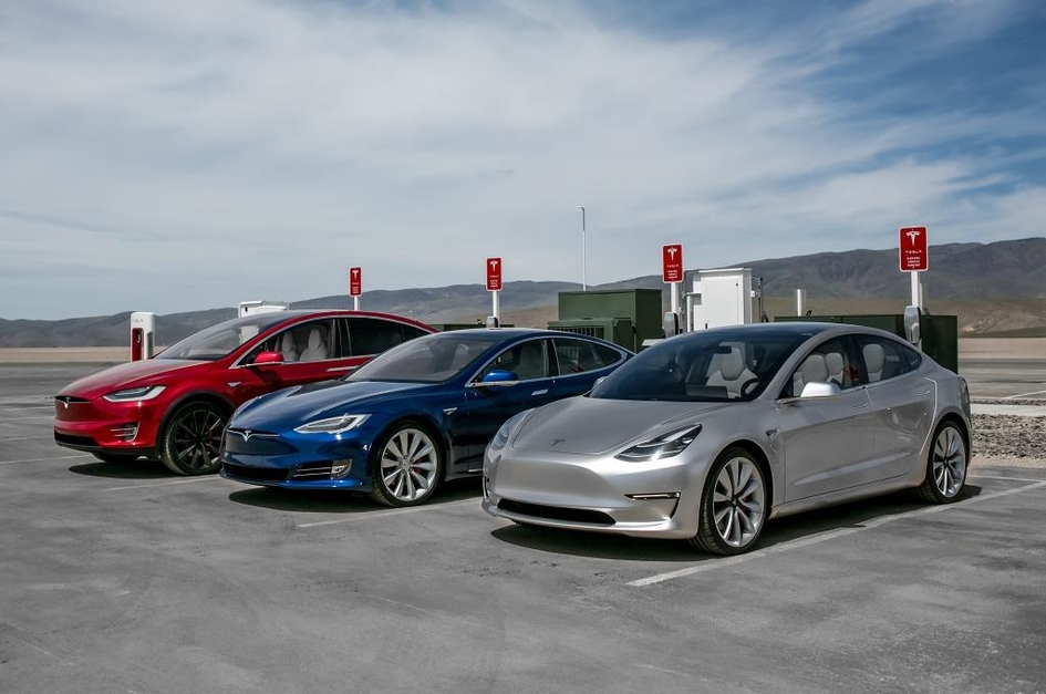 Видео: какой из трех электрокаров Tesla оказался быстрее?