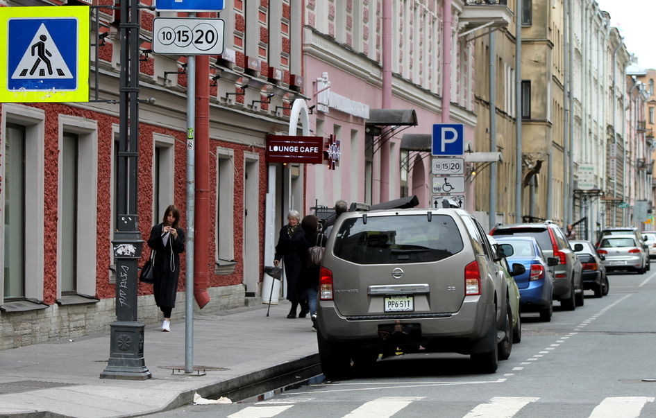 Платные парковки в Петербурге начали приносить доход?
