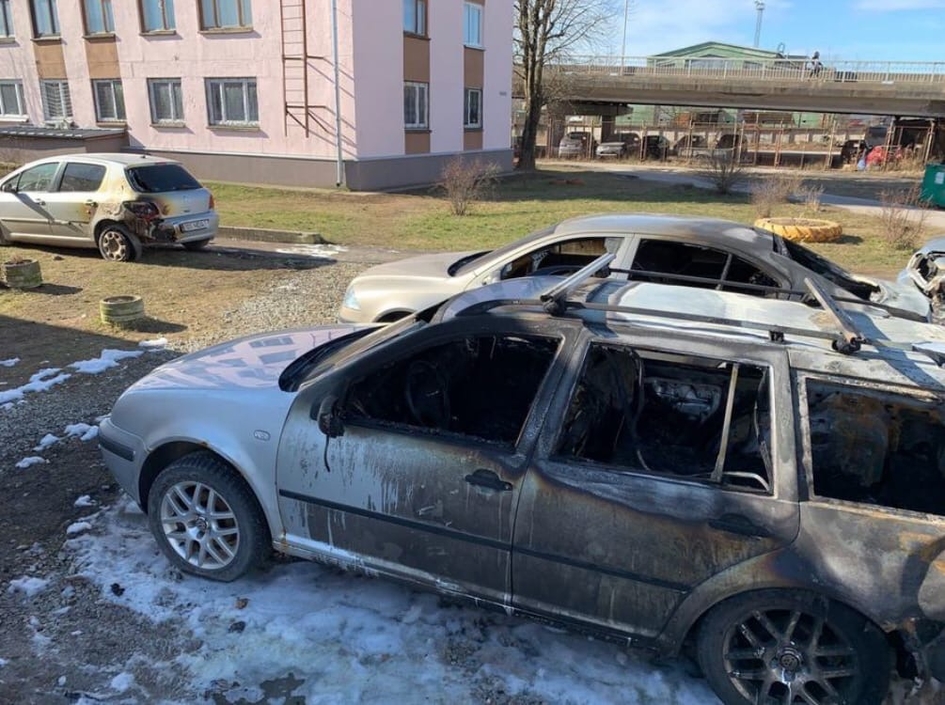 «Поджог-страховочка-многоходовочка»: в Нарве сгорело 7 машин