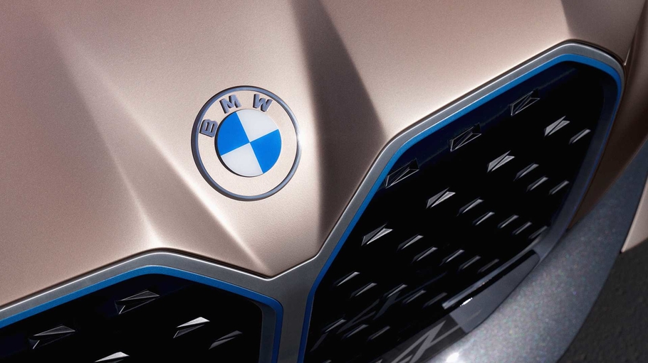 BMW презентовала концептуальный электрический седан i4 в Интернете
