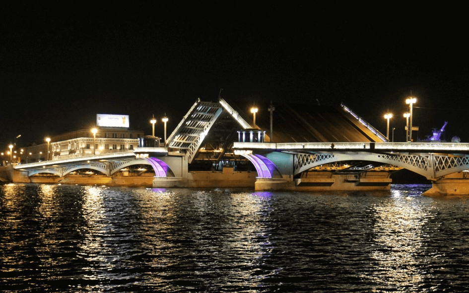 Навигация в Петербурге откроется 10 апреля. Но мосты разводят с сегодняшнего дня