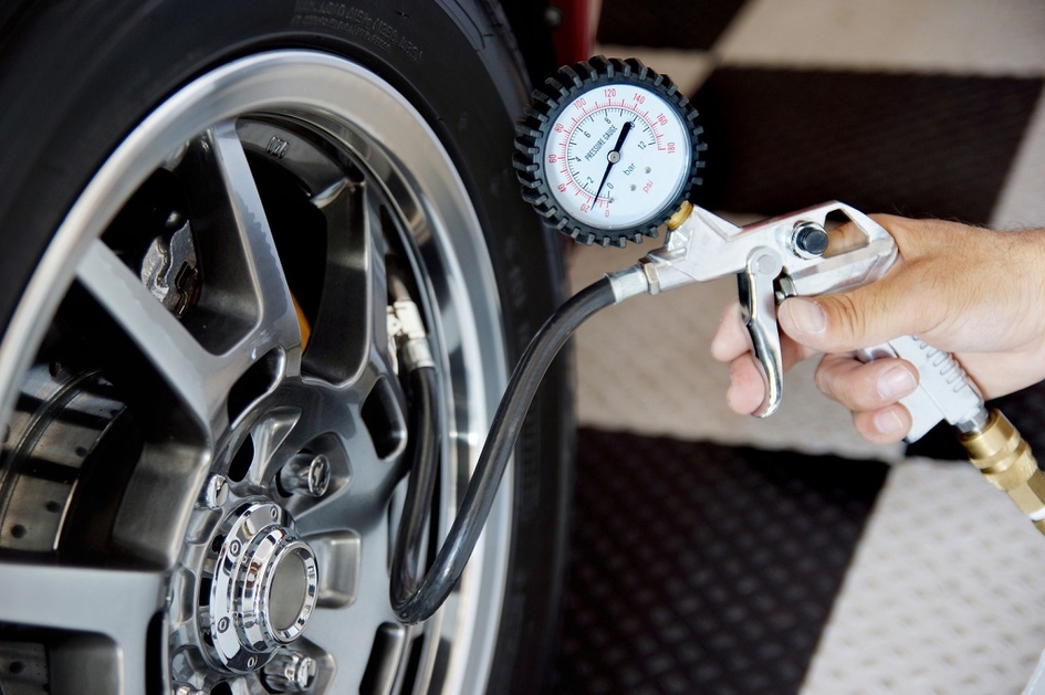 Автомобилистам напомнили о необходимости регулярно проверять давление в шинах