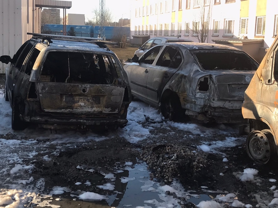 Поджог страховочка многоходовочка в Нарве сгорело 7 машин