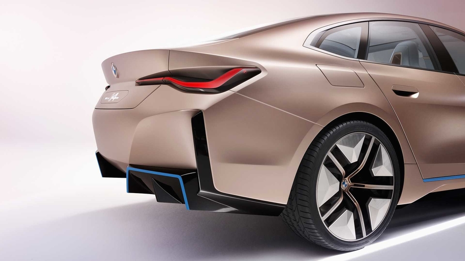 BMW презентовала концептуальный электрический седан i4 в Интернете