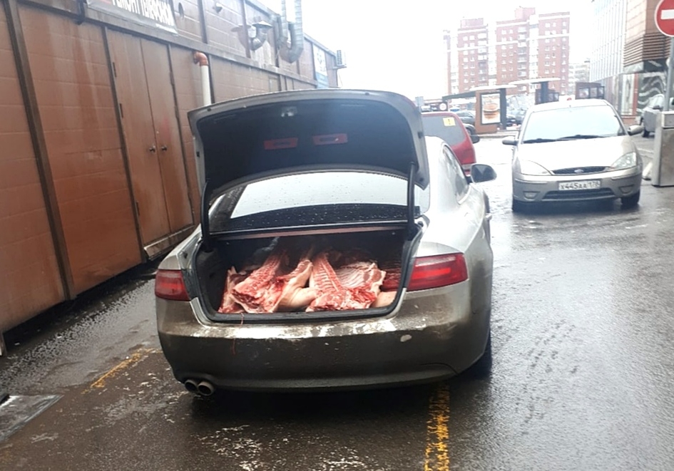 А вы видели как перевозят мясо в открытом багажнике?