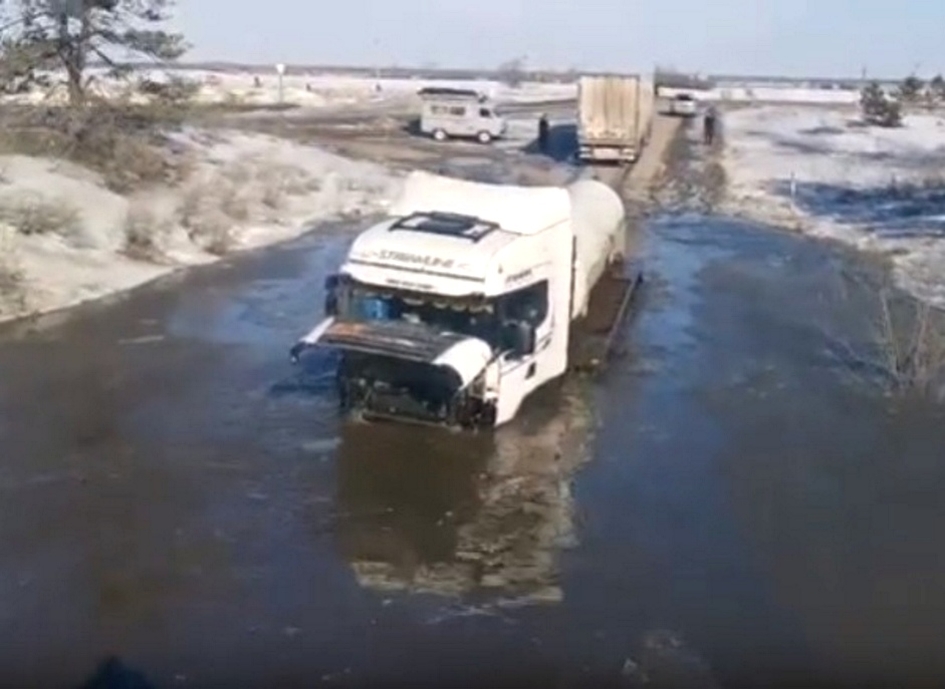 Автоцистерна «утонула» в луже на магистрали М-5