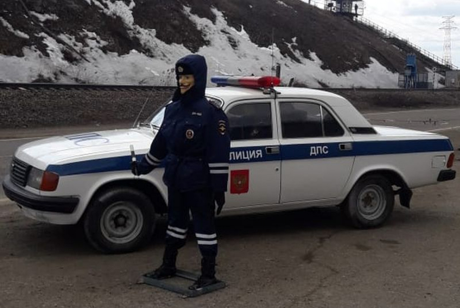 На трассе Комсомольск на Амуре Хабаровск за движением следит неживой наряд ДПС