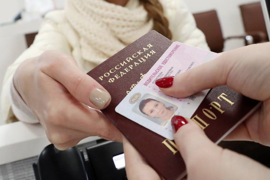 Путин продлил действие истекающих прав и паспортов до середины лета