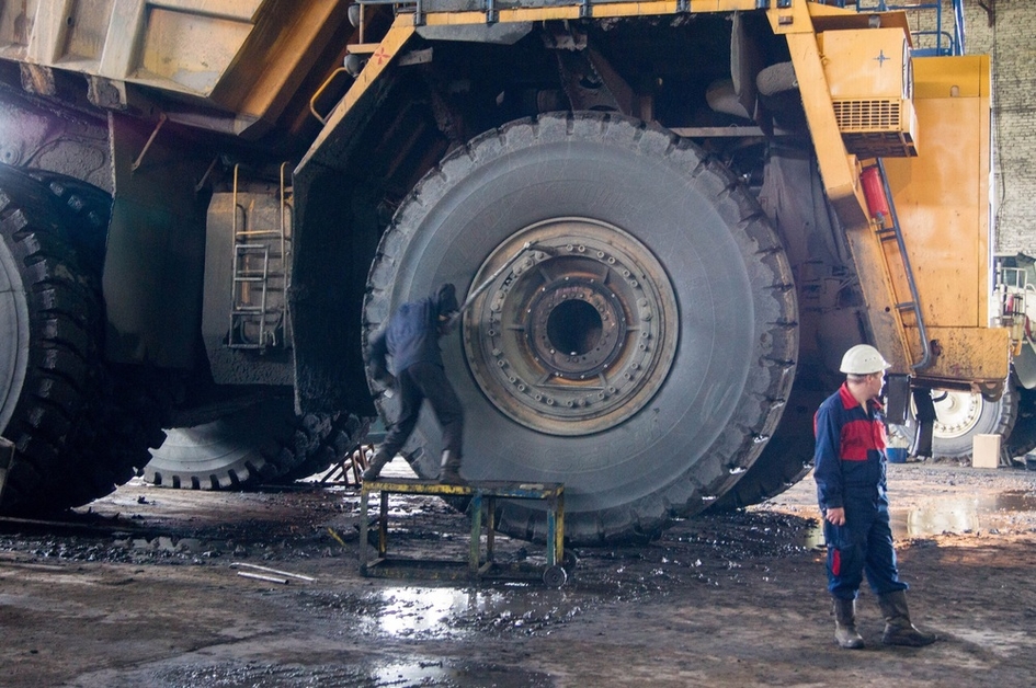 В Оренбургской области водителя «БелАЗа» задавило многотонным колесом