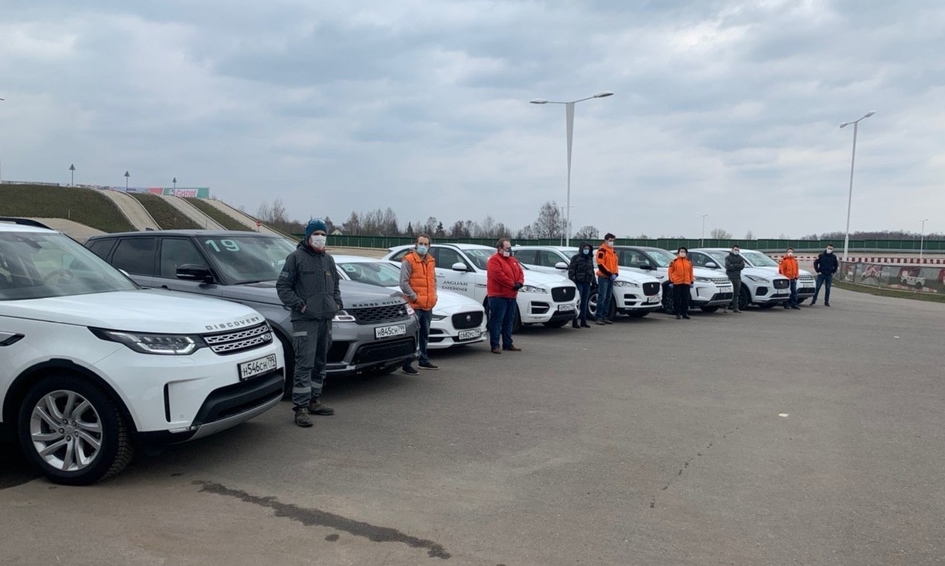 Компания «Jaguar Land Rover Россия» передала отряду «Лиза Алерт» 21 автомобиль