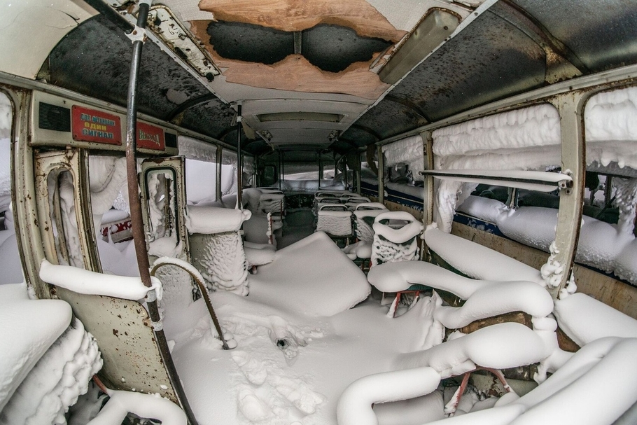 Посмотрите как выглядит кладбище автобусов в холодном Норильске