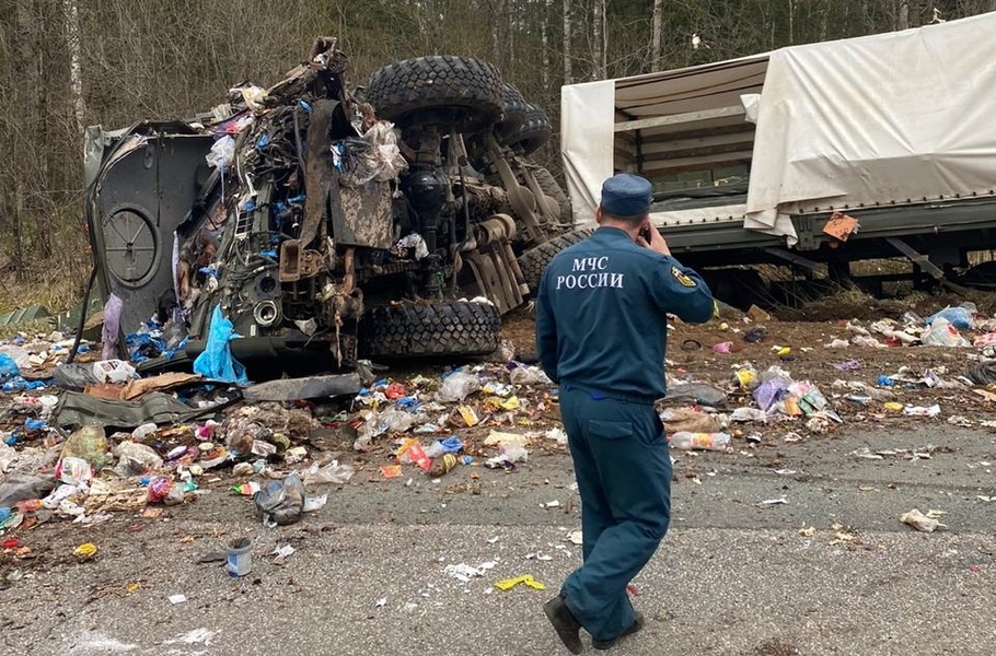 Лобовое столкновение грузовик Минобороны против мусоровоза Есть жертвы