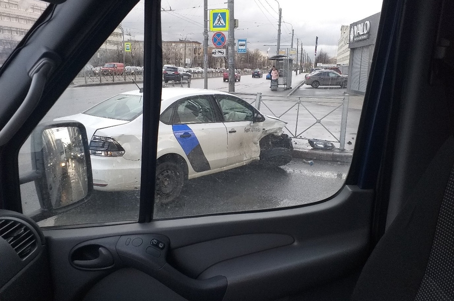 Каршеринговые автомобили в Петербурге запретили а ДТП с ними продолжаются