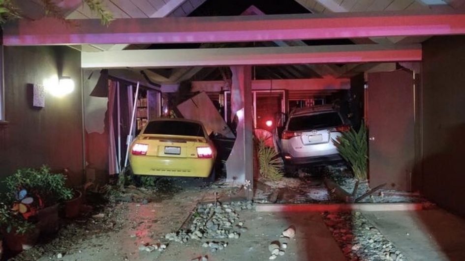 Пьяный водитель трижды врезался в дом на двух машинах