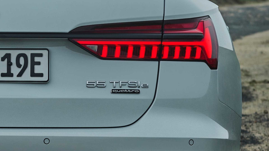 Audi представила гибридный универсал A6 Avant