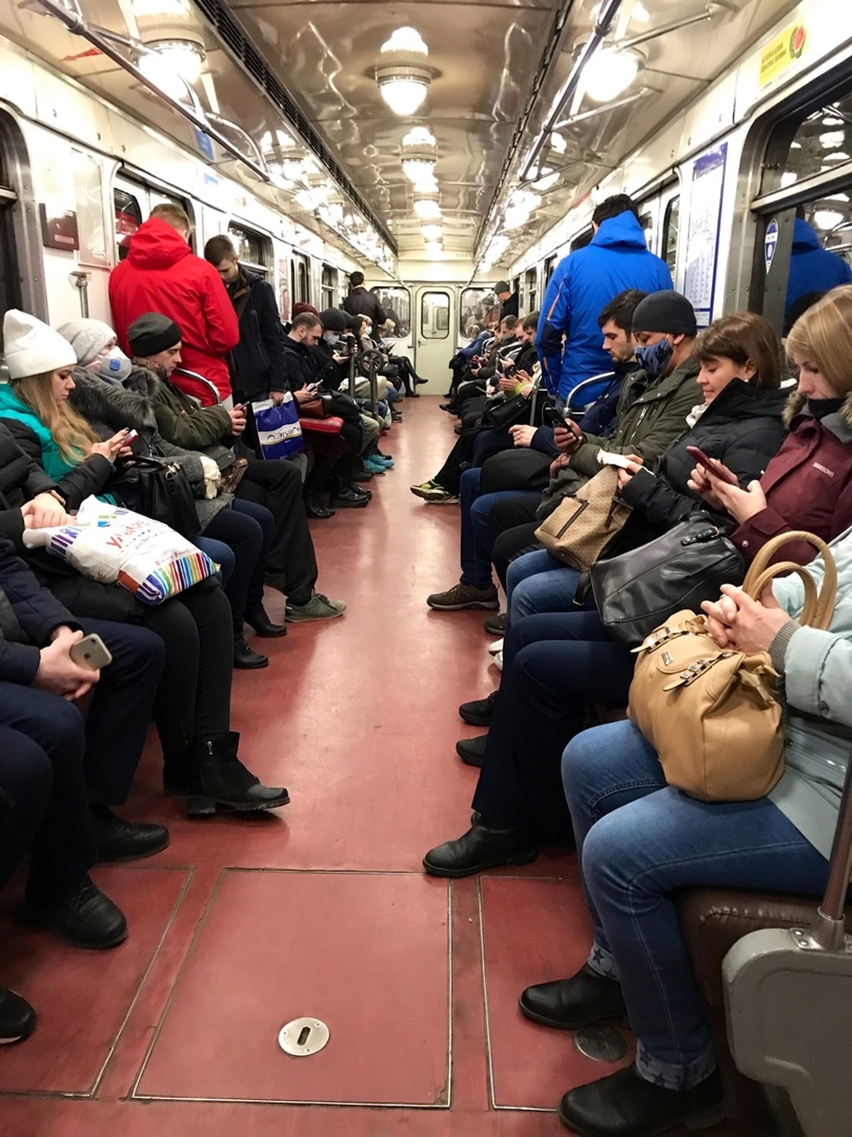 В метро замечено много пассажиров. Люди перестали бояться коронавируса?