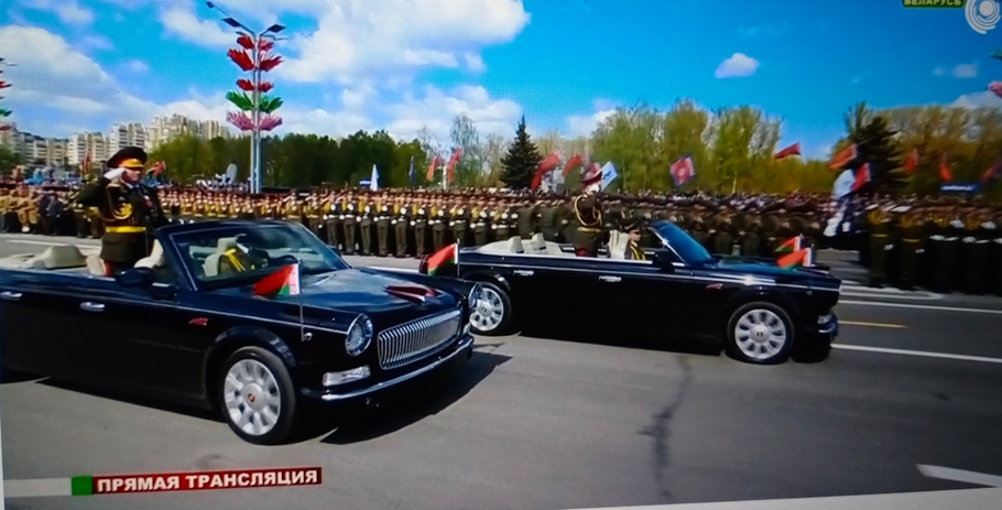 Министр обороны Республики Беларусь принял Парад Победы на китайском кабриолете Hongqi L5