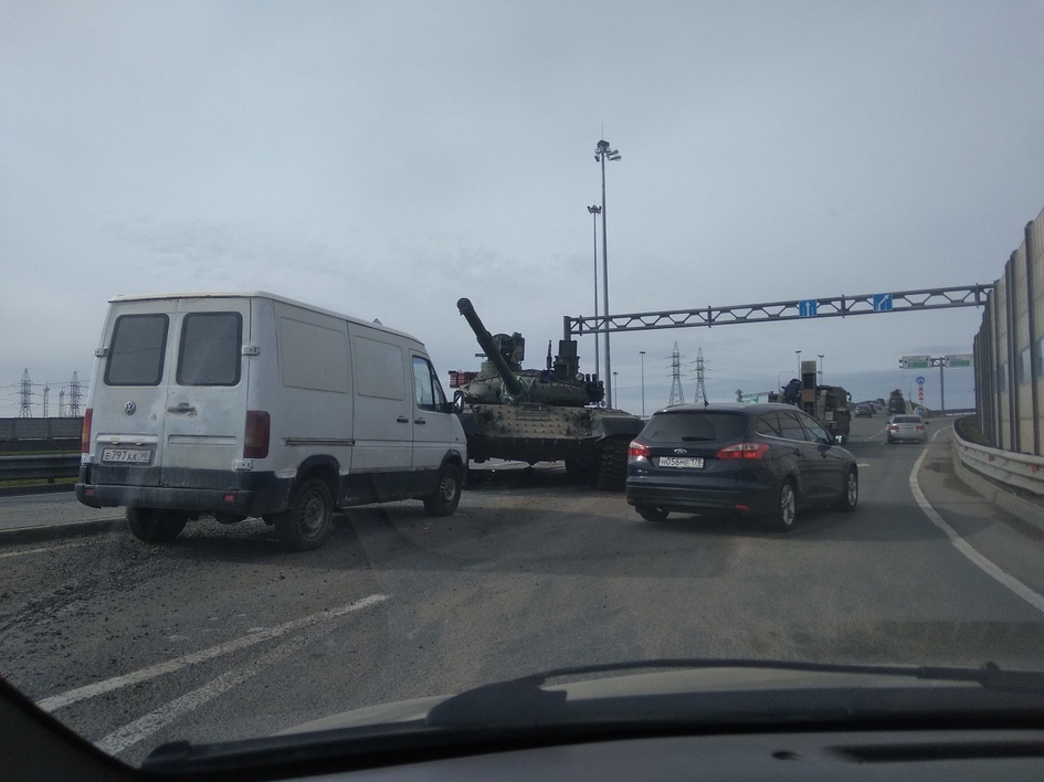 В Ленобласти танк съехал с трейлера и перегородил движение автомобилей