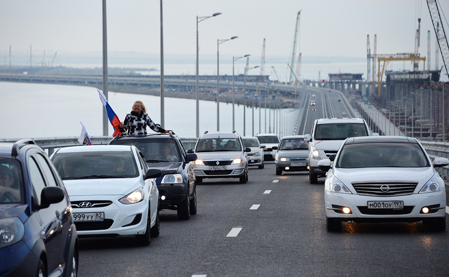Въехать по Крымскому мосту на полуостров не просто многих возвращают назад