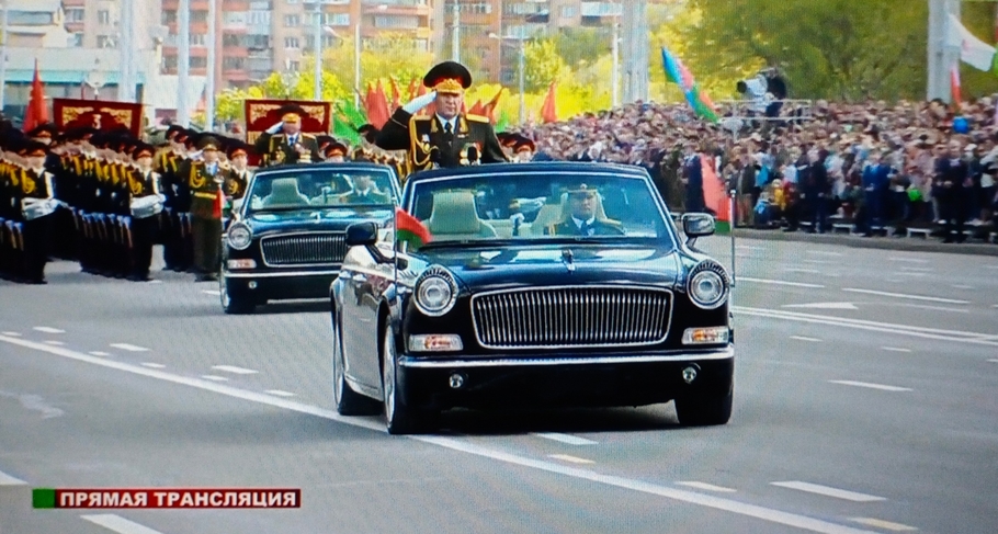 Министр обороны Республики Беларусь принял Парад Победы на китайском кабриолете Hongqi L5