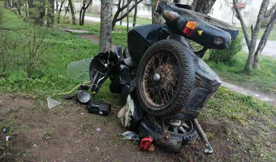 Мужик на мотоцикле «Днепр» угодил прямо в дерево