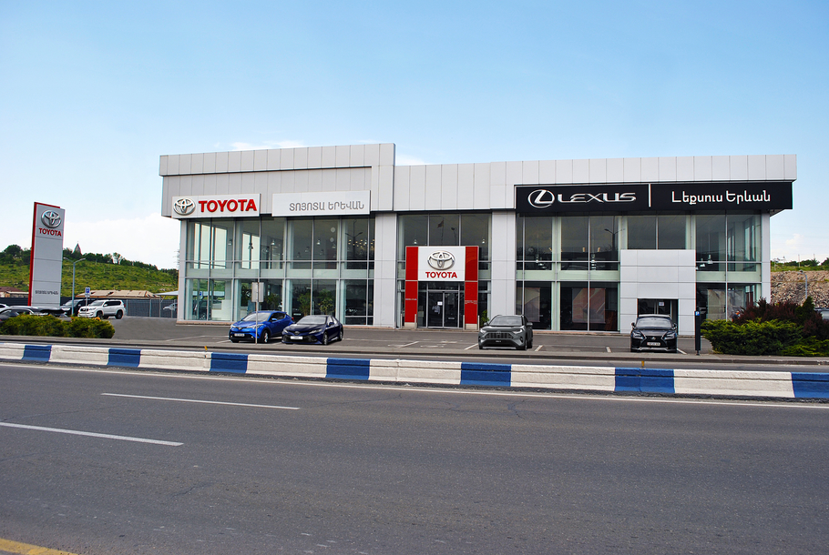 Собранные в Петербурге Toyota начали экспортировать в Армению
